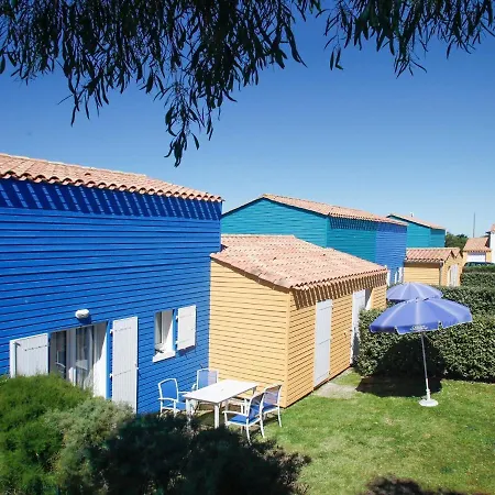 Colorful Semi-detached House, Just 300m Away From The Le Château-dʼOléron