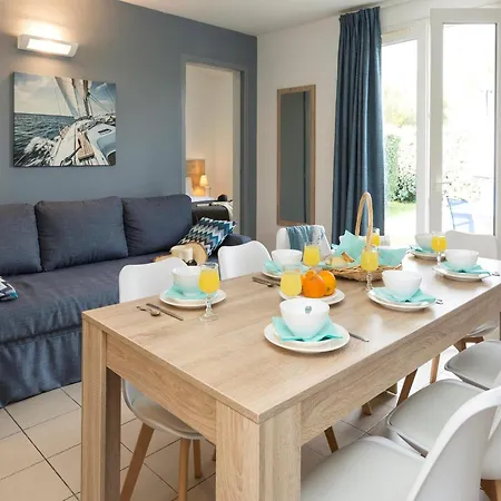 Colorful Semi-detached House, Just 300m Away From The * Le Château-dʼOléron