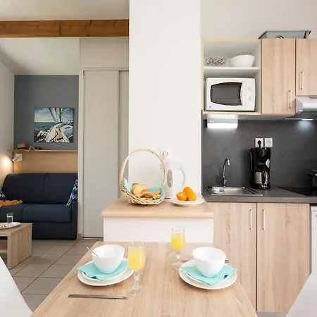 Colorful Semi-detached House, Just 300m Away From The